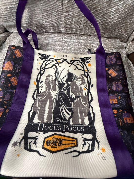 Harveys seatbelt Handbags - 2023 Disney Parks Harveys Halloween Hocus Pocus Sanderson Poster Tote Purse